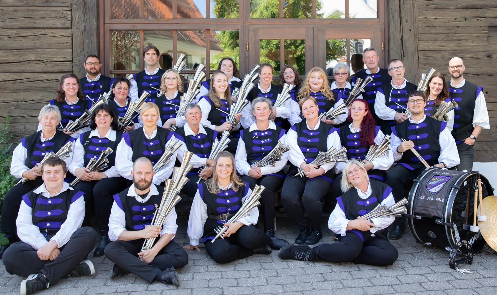Schalmeienzug Ingoldingen e.V. Gruppenbild mit Mitgliedern des Schalmeienzug