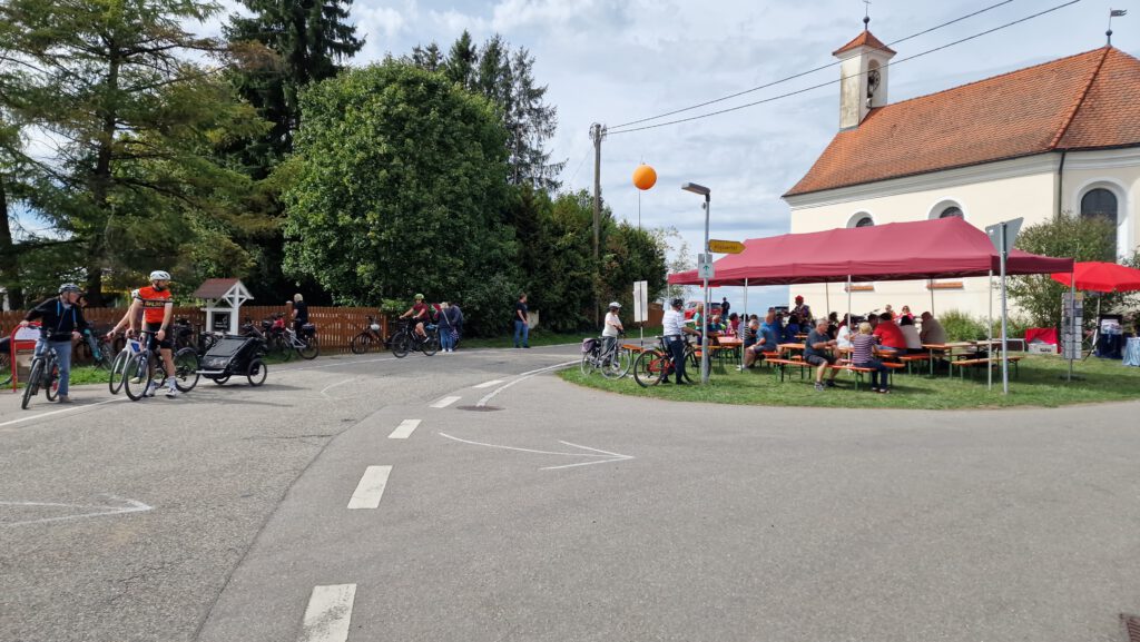 Radfahrer bei Umanand an der Kapelle in Lippertsweiler