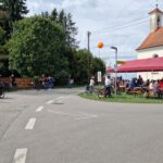 Radfahrer bei Umanand an der Kapelle in Lippertsweiler